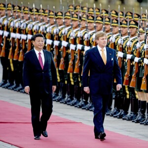 Le roi Willem-Alexander des Pays-Bas et le président de la république populaire de Chine Xi Jinping passent les troupes en revue lors d'une parade militaire à Pékin. Le 26 octobre 2015  Royal couple China visit: Chinese president Xi_Jinping welcomes king Willem_Alexander of the Netherlands in Beijing, October 26, 201526/10/2015 - Pékin