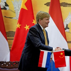 Le roi Willem-Alexander des Pays-Bas et le président de la république populaire de Chine Xi Jinping passent les troupes en revue lors d'une parade militaire à Pékin. Le 26 octobre 2015  Royal couple China visit: Chinese president Xi_Jinping welcomes king Willem_Alexander of the Netherlands in Beijing, October 26, 201526/10/2015 - Pékin