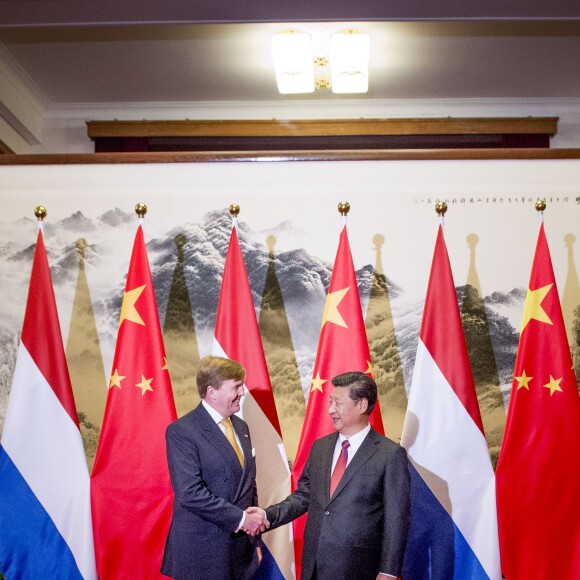 Le roi Willem-Alexander des Pays-Bas et le président de la république populaire de Chine Xi Jinping passent les troupes en revue lors d'une parade militaire à Pékin. Le 26 octobre 2015  Royal couple China visit: Chinese president Xi_Jinping welcomes king Willem_Alexander of the Netherlands in Beijing, October 26, 201526/10/2015 - Pékin
