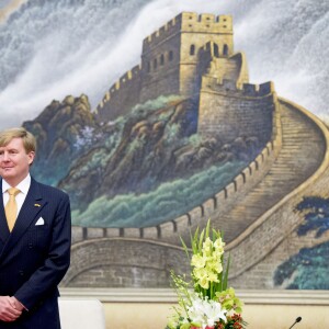 Le roi Willem-Alexander des Pays-Bas et le président de la république populaire de Chine Xi Jinping passent les troupes en revue lors d'une parade militaire à Pékin. Le 26 octobre 2015  Royal couple China visit: Chinese president Xi_Jinping welcomes king Willem_Alexander of the Netherlands in Beijing, October 26, 201526/10/2015 - Pékin