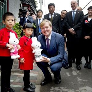 Le roi Willem-Alexander des Pays-Bas visite le quartier de Hutong Dashilan à Pékin, à l'occasion de son voyage officiel de 5 jours en Chine pour la semaine du design. Le 26 octobre 2015  King Willem-Alexander of The Netherlands visit the Hutong Dashilar area in Beijing, China, 26 October 2015. The King and_Queen get an tour about the Beijing Design week in exposition area China's Turn. The King and_Queen are in china for an 5 day state visit.26/10/2015 - Pékin