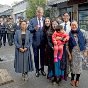 Le roi Willem-Alexander des Pays-Bas visite le quartier de Hutong Dashilan à Pékin, à l'occasion de son voyage officiel de 5 jours en Chine pour la semaine du design. Le 26 octobre 2015  King Willem-Alexander of The Netherlands visit the Hutong Dashilar area in Beijing, China, 26 October 2015. The King and_Queen get an tour about the Beijing Design week in exposition area China's Turn. The King and_Queen are in china for an 5 day state visit.26/10/2015 - Pékin