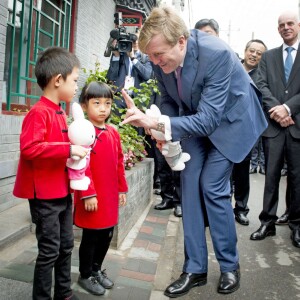 Le roi Willem-Alexander des Pays-Bas visite le quartier de Hutong Dashilan à Pékin, à l'occasion de son voyage officiel de 5 jours en Chine pour la semaine du design. Le 26 octobre 2015  King Willem-Alexander of The Netherlands visit the Hutong Dashilar area in Beijing, China, 26 October 2015. The King and_Queen get an tour about the Beijing Design week in exposition area China's Turn. The King and_Queen are in china for an 5 day state visit.26/10/2015 - Pékin