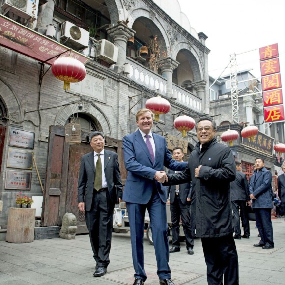 Le roi Willem-Alexander des Pays-Bas visite le quartier de Hutong Dashilan à Pékin, à l'occasion de son voyage officiel de 5 jours en Chine pour la semaine du design. Le 26 octobre 2015  King Willem-Alexander of The Netherlands visit the Hutong Dashilar area in Beijing, China, 26 October 2015. The King and_Queen get an tour about the Beijing Design week in exposition area China's Turn. The King and_Queen are in china for an 5 day state visit.26/10/2015 - Pékin