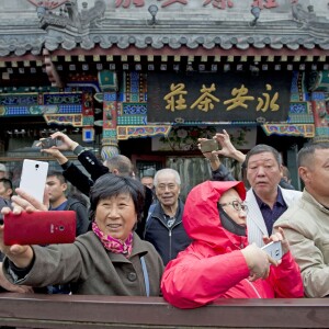Le roi Willem-Alexander des Pays-Bas visite le quartier de Hutong Dashilan à Pékin, à l'occasion de son voyage officiel de 5 jours en Chine pour la semaine du design. Le 26 octobre 2015  King Willem-Alexander of The Netherlands visit the Hutong Dashilar area in Beijing, China, 26 October 2015. The King and_Queen get an tour about the Beijing Design week in exposition area China's Turn. The King and_Queen are in china for an 5 day state visit.26/10/2015 - Pékin