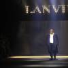 Alber Elbaz lors du final - Défilé de mode "Lanvin" prêt-a-porter printemps-été 2016 à Paris le 1 octobre 2015.