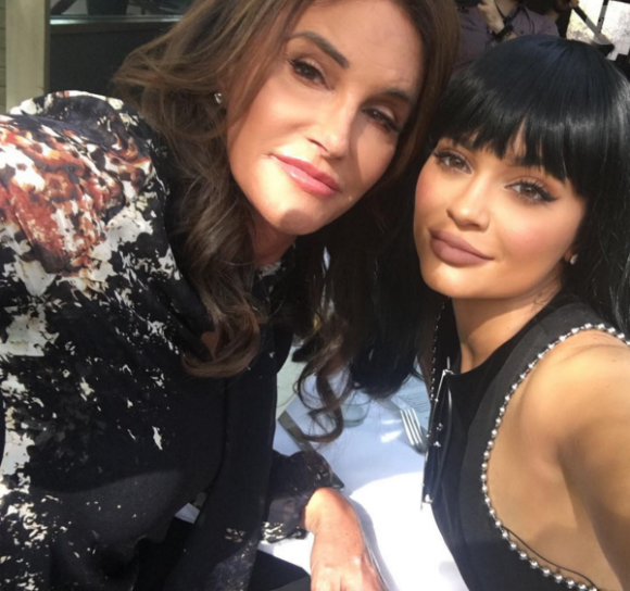 Caitlyn et Kylie Jenner déjeunent à la Villa. Photo publiée le 27 octobre 2015.