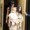 Kourtney Kardashian, sa fille Penelope et Kylie Jenner quittent la Villa à l'issue de leur déjeuner avec Caitlyn Jenner. Le 27 octobre 2015.