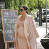 Kim Kardashian, enceinte, arrive à la Villa à Los Angeles pour déjeuner avec Caitlyn Jenner. Le 27 octobre 2015.