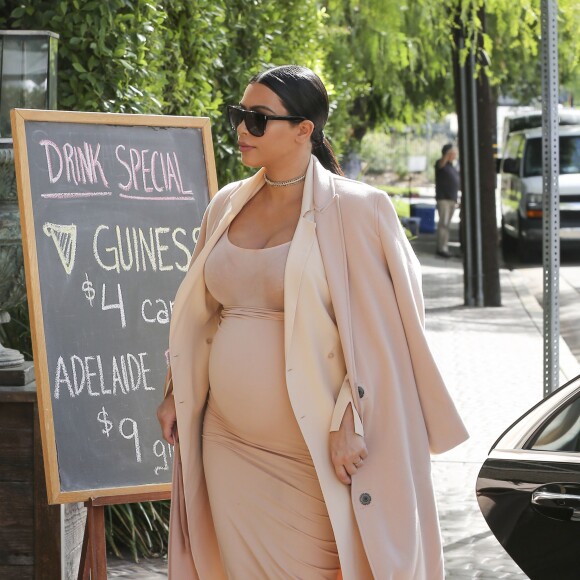 Kim Kardashian, enceinte, arrive à la Villa à Los Angeles pour déjeuner avec Caitlyn Jenner. Le 27 octobre 2015.