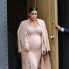 Kim Kardashian, enceinte, quitte la Villa à l'issue de son déjeuner avec Caitlyn Jenner. Los Angeles, le 27 octobre 2015.
