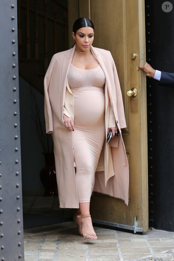 Kim Kardashian, enceinte, quitte la Villa à l'issue de son déjeuner avec Caitlyn Jenner. Los Angeles, le 27 octobre 2015.