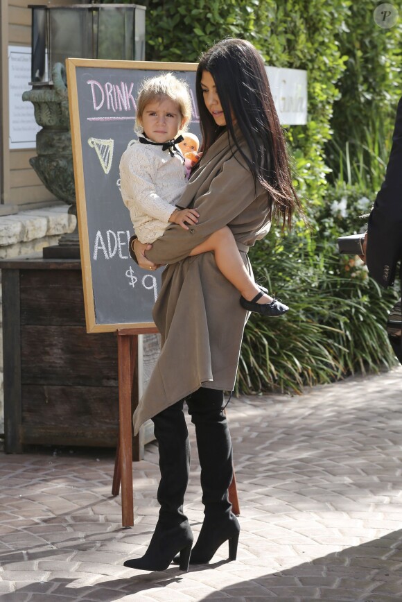 Kourtney Kardashian et sa fille Penelope arrivent à la Villa à Los Angeles pour déjeuner avec Caitlyn Jenner. Le 27 octobre 2015.