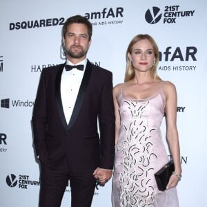 Joshua Jackson et Diane Kruger assistent au gala "Inspiration" de l'amfAR aux Milk Studios. Los Angeles, le 29 octobre 2015.