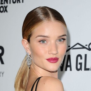 Rosie Huntington-Whiteley assiste au gala "Inspiration" de l'amfAR aux Milk Studios. Los Angeles, le 29 octobre 2015.