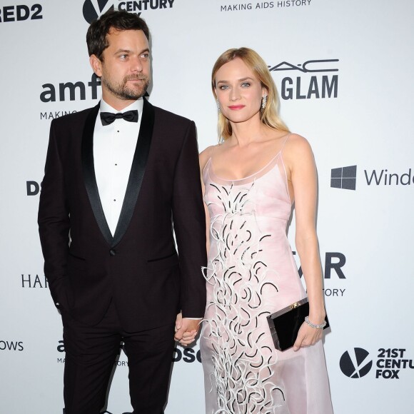 Joshua Jackson et Diane Kruger assistent au gala "Inspiration" de l'amfAR aux Milk Studios. Los Angeles, le 29 octobre 2015.