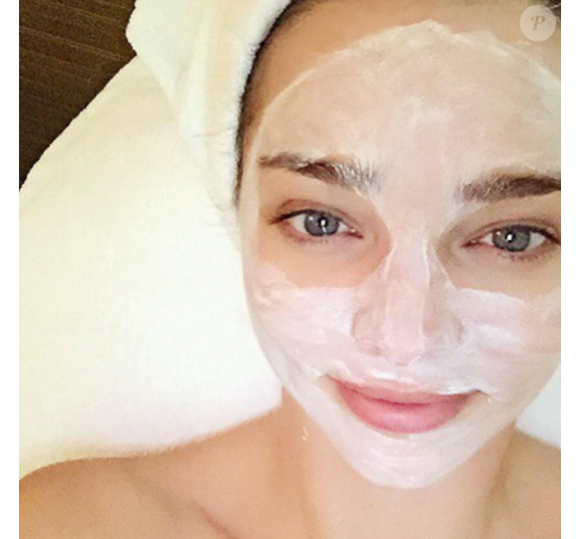 Miranda Kerr lève le voile sur son quotidien glamour : la pause masque de beauté !