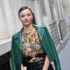 Miranda Kerr arrive chez Azzedine Alaïa à Paris après le défilé Louis Vuitton le 7 octobre 2015