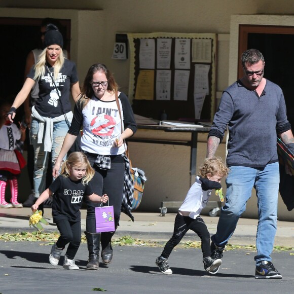 Tori Spelling et son mari Dean McDermott sont allés chercher leurs enfants à l'école après une fête d’Halloween à Encino, le 30 novembre 2015