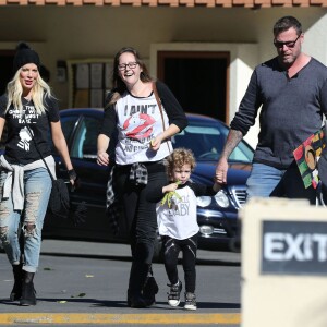 Tori Spelling et son mari Dean McDermott sont allés chercher leurs enfants à l'école après une fête d’Halloween à Encino, le 30 novembre 2015