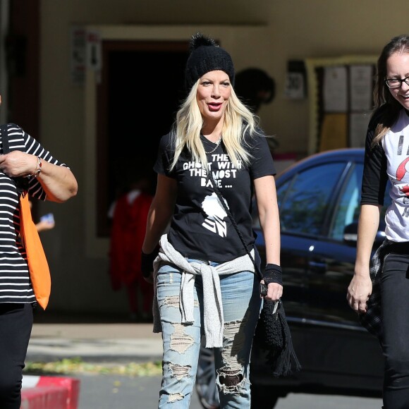 Tori Spelling et son mari Dean McDermott sont allés chercher leurs enfants à l'école après une fête d’Halloween à Encino, le 30 novembre 2015