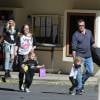 Tori Spelling et son mari Dean McDermott sont allés chercher leurs enfants à l'école après une fête d’Halloween à Encino, le 30 novembre 2015