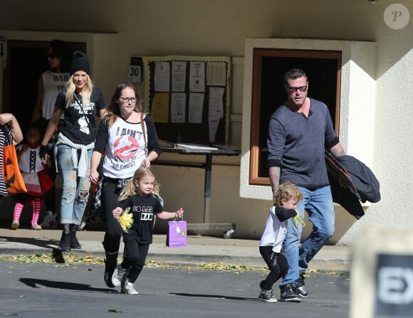 Tori Spelling et son mari Dean McDermott sont allés chercher leurs enfants à l'école après une fête d’Halloween à Encino, le 30 novembre 2015
