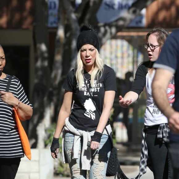 Tori Spelling et son mari Dean McDermott sont allés chercher leurs enfants à l'école après une fête d’Halloween à Encino, le 30 novembre 2015