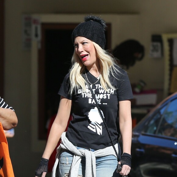 Tori Spelling et son mari Dean McDermott sont allés chercher leurs enfants à l'école après une fête d’Halloween à Encino, le 30 novembre 2015