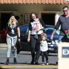 Tori Spelling et son mari Dean McDermott sont allés chercher leurs enfants à l'école après une fête d’Halloween à Encino, le 30 novembre 2015