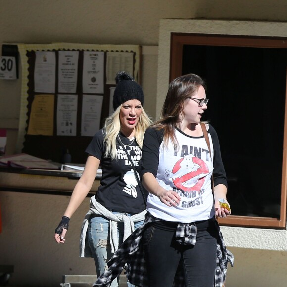 Tori Spelling et son mari Dean McDermott sont allés chercher leurs enfants à l'école après une fête d’Halloween à Encino, le 30 novembre 2015