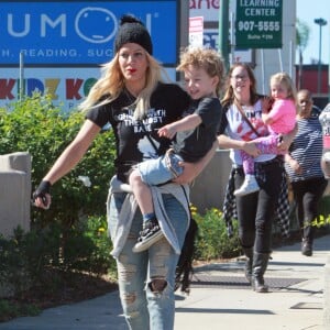 Exclusif - Tori Spelling fait du shopping avec sa nounou et son amie Patsy Lemmers à Woodland Hills, le 30 novembre 2015