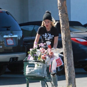 Exclusif - Tori Spelling fait du shopping avec sa nounou et son amie Patsy Lemmers à Woodland Hills, le 30 novembre 201530/10/2015 - Woodland Hills