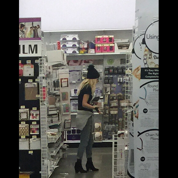Exclusif - Tori Spelling fait du shopping avec sa nounou et son amie Patsy Lemmers à Woodland Hills, le 30 novembre 2015