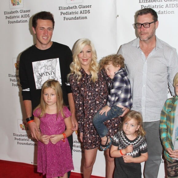 Jack Montgomery McDermott avec Tori Spelling, son mari Dean McDermott et leurs enfants Liam, Stella, Hattie et Finn à la 26ème soirée caritative «The Elizabeth Glaser Pediatric AIDS» à Los Angeles, le 25 octobre 2015