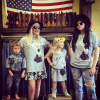 Tori Spelling fait les boutiques avec Hattie et Finn / photo postée sur le compte Instagram de l'actrice.