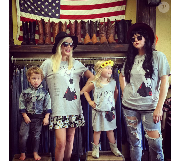 Tori Spelling fait les boutiques avec Hattie et Finn / photo postée sur le compte Instagram de l'actrice.