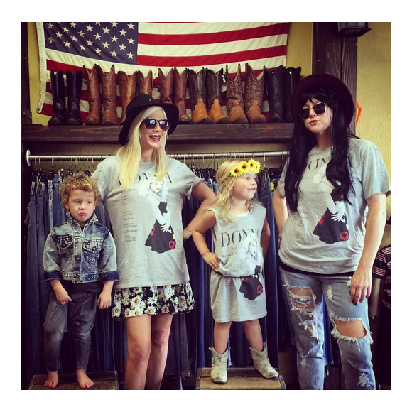Tori Spelling fait les boutiques avec Hattie et Finn / photo postée sur le compte Instagram de l'actrice.