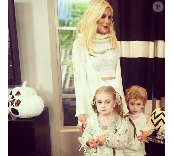 Tori Spelling et ses enfants déguisés pour Halloween, c'est Tori elle-même qui a fabriqué leurs costumes / photo postée sur le compte Instagram de l'actrice.