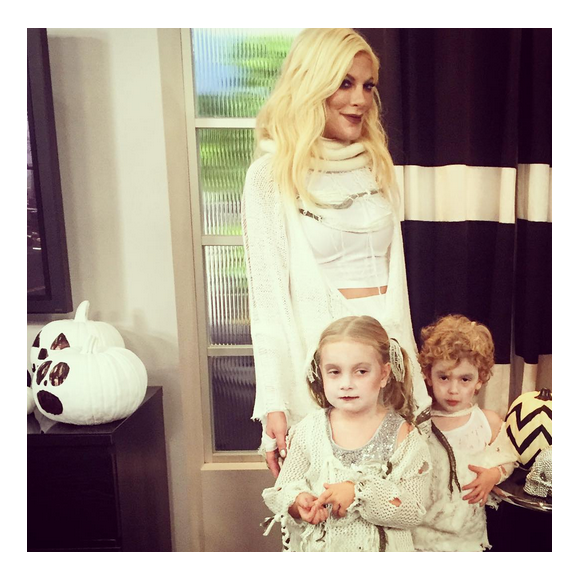 Tori Spelling et ses enfants déguisés pour Halloween, c'est Tori elle-même qui a fabriqué leurs costumes / photo postée sur le compte Instagram de l'actrice.