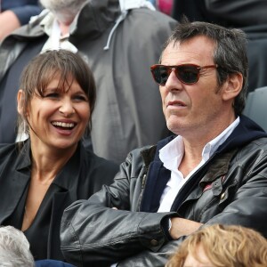 Jean-Luc Reichmann et sa femme Nathalie, dans les tribunes des Internationaux de France de tennis de Roland Garros à Paris, le 31 mai 2015.