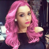 Nabilla les cheveux rose le 2 novembre 2015.