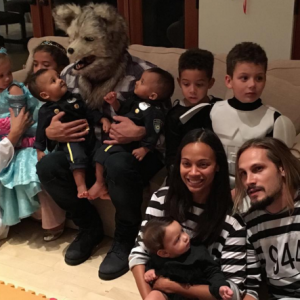 Vin Diesel pose avec les deux jumeaux Saldana, Cy et Bowie, alors que sa fille Pauline est dans les bras de Zoe Saldana, pour Halloween. (photo postée le 1er novembre 2015)