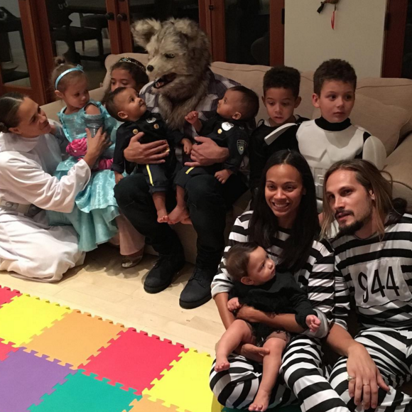 Vin Diesel pose avec les deux jumeaux Saldana, Cy et Bowie, alors que sa fille Pauline est dans les bras de Zoe Saldana, pour Halloween. (photo postée le 1er novembre 2015)