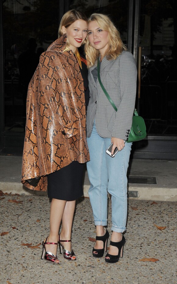 Léa Seydoux et sa soeur Camille à la sortie du défilé Miu Miu pendant la fashion week de Paris le 7 octobre 2015.