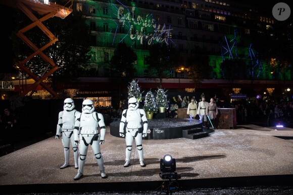 Lancement des illuminations de Noël aux Galeries Lafayette avec un défilé dédié à l'univers de Star Wars à Paris le 4 novembre 2015.