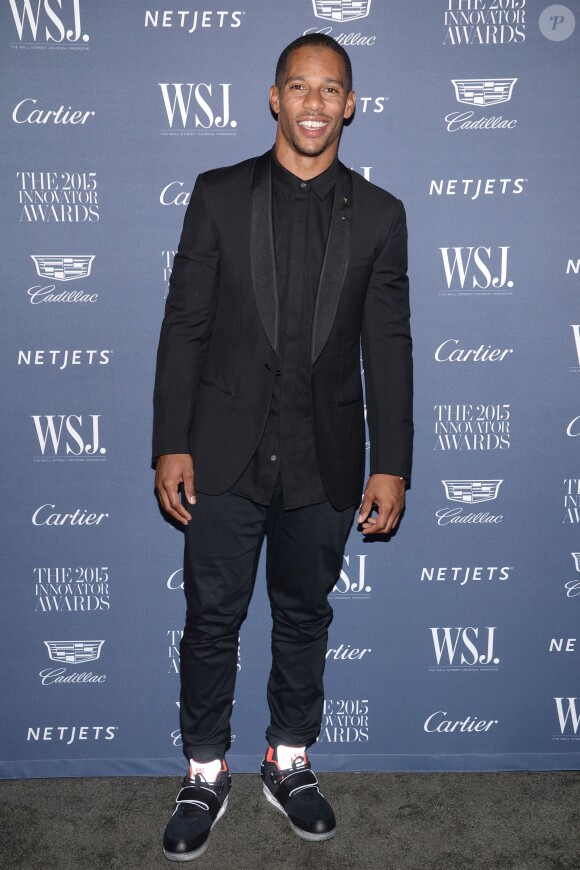 Le joueur de foot US Victor Cruz (New York Giants) assiste aux WSJ. Magazine Innovator Awards 2015 au Musée d'Art Moderne de New York. Le 4 novembre 2015.