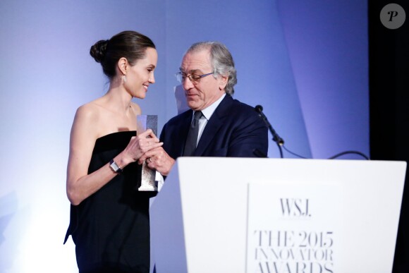 Robert de Niro remet à Angelina Jolie le prix d'innovatrice dans le domaine cinéma/divertissement lors des WSJ. Magazine Innovator Awards 2015 au Musée d'Art Moderne de New York. Le 4 novembre 2015.