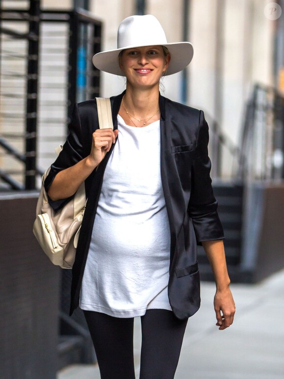Le model Karolina Kurkova enceinte se promène dans les rues de New York, le 9 septembre 2015
