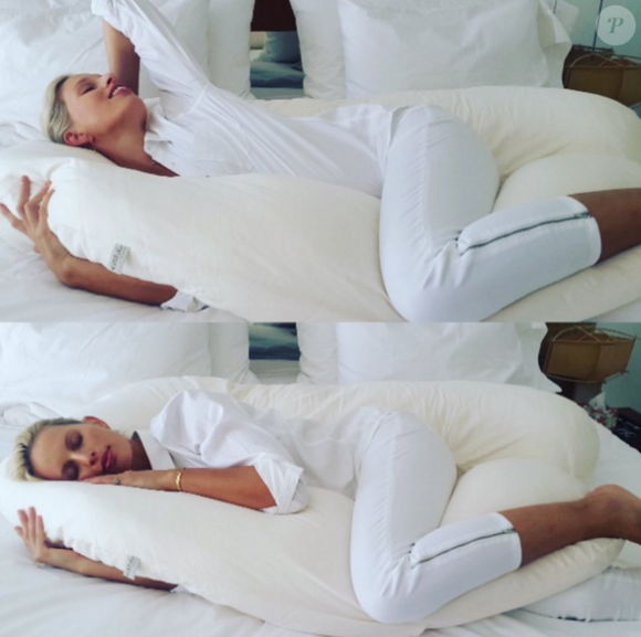 Karolina Kurkova profite d'une douce matinée dans sa chambre d'hôtel de Miami. Novembre 2015